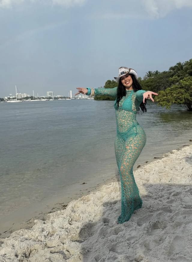 🍑💕Classy and Beautiful 😍  Latino 🍇👅 - Image 2